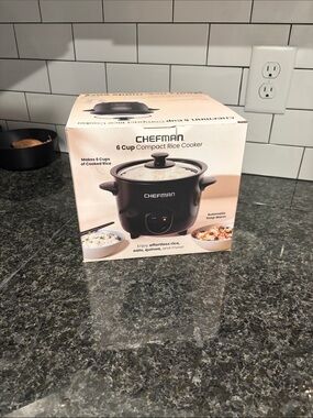 6-Cup Compact Rice Cooker — Black